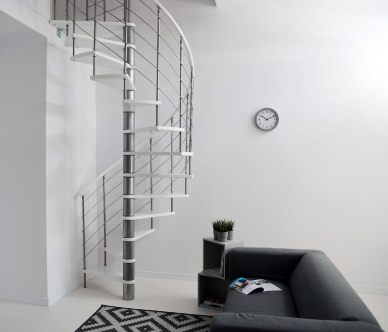 Venezia-srebrno-bele-stepenice-enterijer.jpg